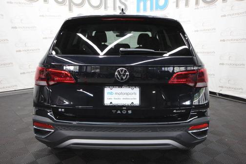 Deep Black Pearl Effect 2024 Volkswagen Taos 1.5T SE