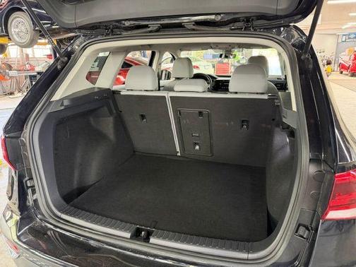 Deep Black Pearl Effect 2024 Volkswagen Taos 1.5T SE
