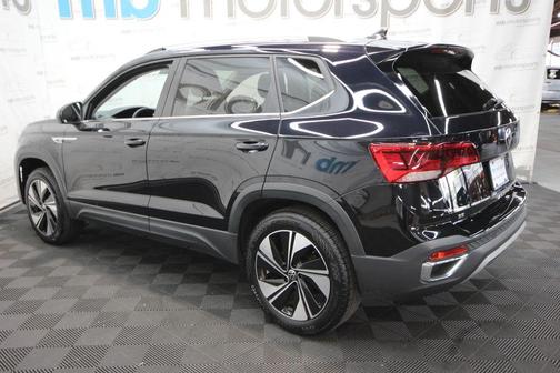 Deep Black Pearl Effect 2024 Volkswagen Taos 1.5T SE