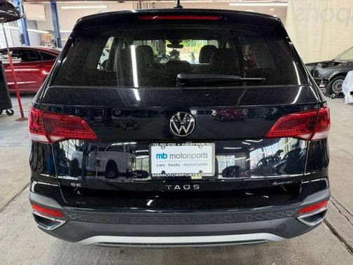 Deep Black Pearl Effect 2024 Volkswagen Taos 1.5T SE