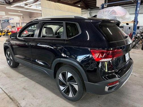 Deep Black Pearl Effect 2024 Volkswagen Taos 1.5T SE