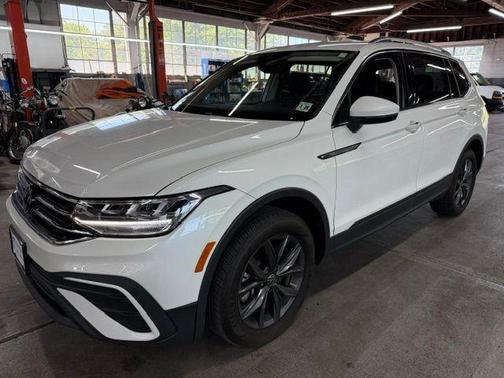 Opal White Pearl Effect 2023 Volkswagen Tiguan 2.0T SE