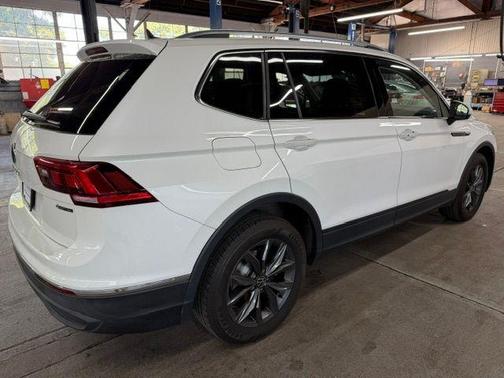 Opal White Pearl Effect 2023 Volkswagen Tiguan 2.0T SE
