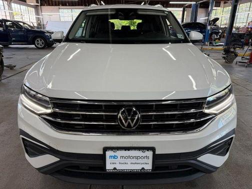Opal White Pearl Effect 2023 Volkswagen Tiguan 2.0T SE