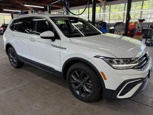 Opal White Pearl Effect 2023 Volkswagen Tiguan 2.0T SE