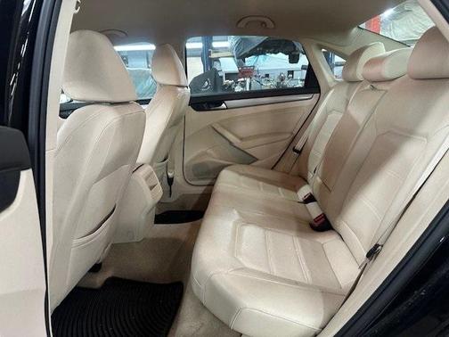 2015 Volkswagen Passat 1.8T Auto Wolfsburg Ed