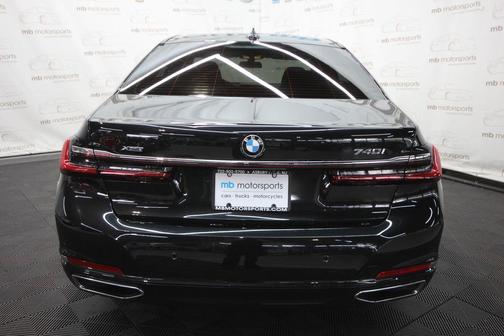 Black Sapphire Metallic 2022 BMW 740 i xDrive