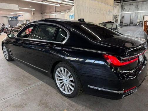 Black Sapphire Metallic 2022 BMW 740 i xDrive