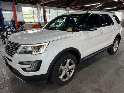 White Platinum Clearcoat Metallic 2017 Ford Explorer XLT