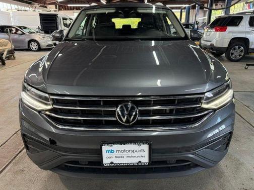 Platinum Gray Metallic 2024 Volkswagen Tiguan 2.0T SE