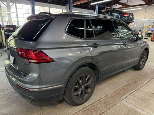 Platinum Gray Metallic 2024 Volkswagen Tiguan 2.0T SE