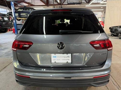 Platinum Gray Metallic 2024 Volkswagen Tiguan 2.0T SE