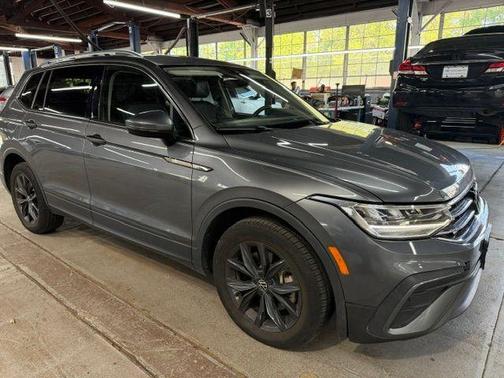 Platinum Gray Metallic 2024 Volkswagen Tiguan 2.0T SE
