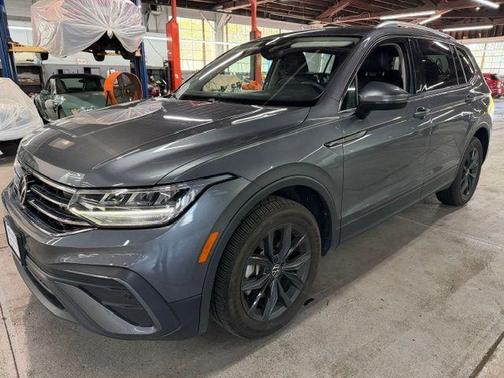 Platinum Gray Metallic 2024 Volkswagen Tiguan 2.0T SE