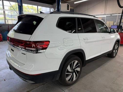 Pure White 2025 Volkswagen Atlas 2.0T SE