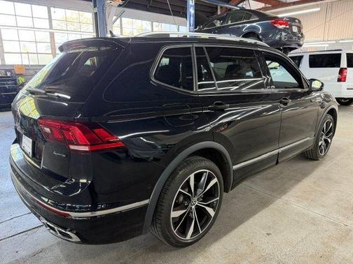 Deep Black Pearl Effect 2023 Volkswagen Tiguan 2.0T SEL R-Line