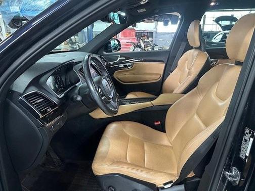 2016 Volvo XC90 T6 Momentum