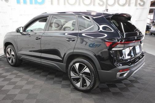 Deep Black Pearl Effect 2025 Volkswagen Taos 1.5T SE