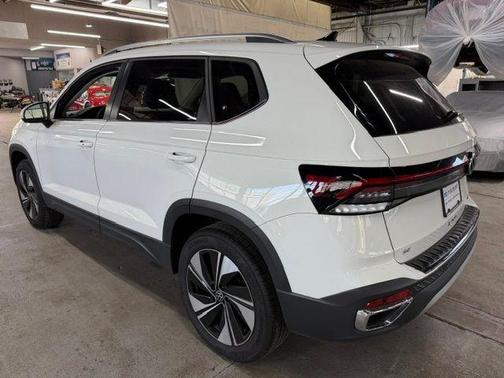 Pure White 2025 Volkswagen Taos 1.5T SE