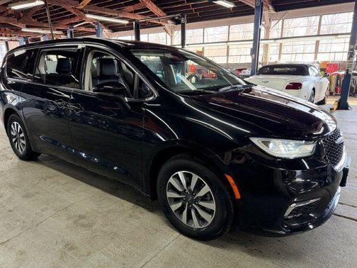2023 Chrysler Pacifica Hybrid Touring L