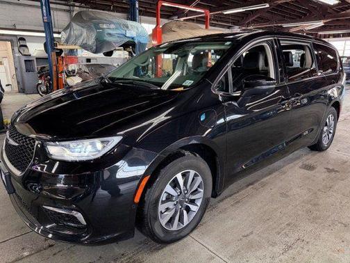2023 Chrysler Pacifica Hybrid Touring L