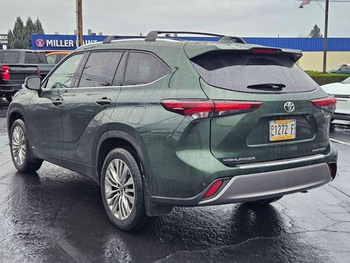 2025 Toyota Highlander Hybrid Platinum