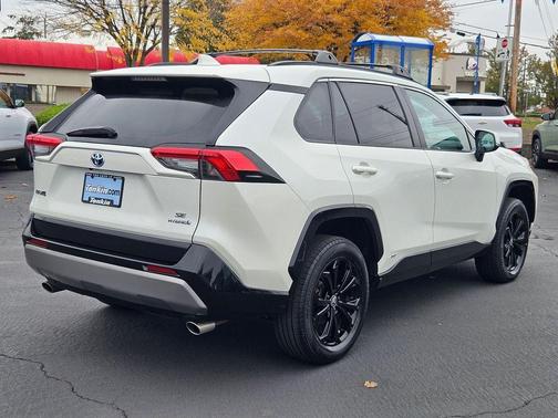 2022 Toyota RAV4 Hybrid SE