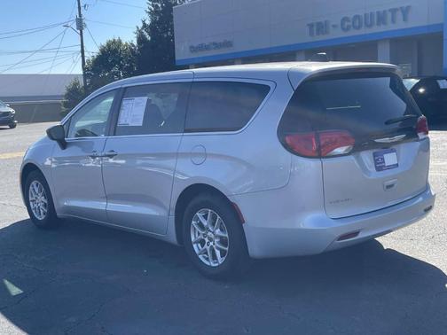 2024 Chrysler Voyager LX