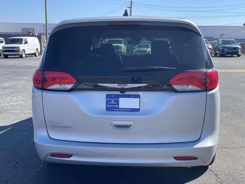 2024 Chrysler Voyager LX