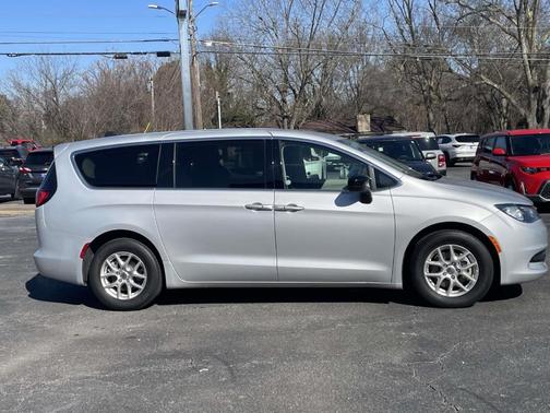 2024 Chrysler Voyager LX