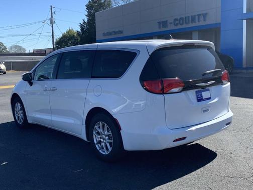2023 Chrysler Voyager LX