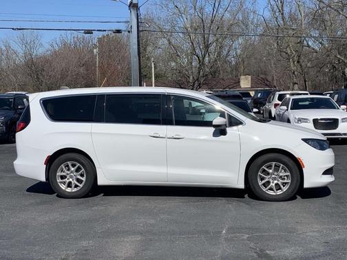 2023 Chrysler Voyager LX
