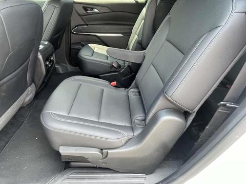 Summit White 2025 Chevrolet Traverse LT