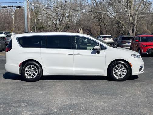 2023 Chrysler Pacifica Touring-L