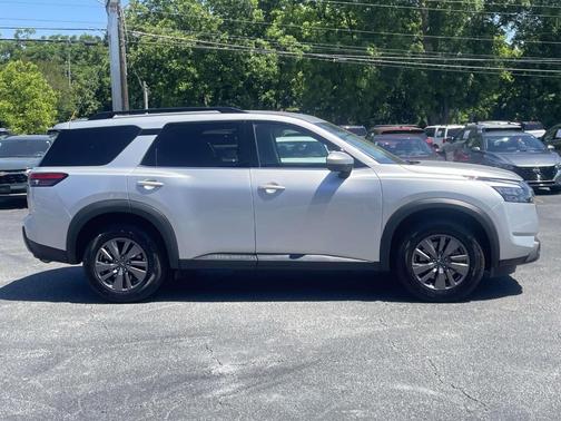 Brilliant Silver Metallic 2024 Nissan Pathfinder SV