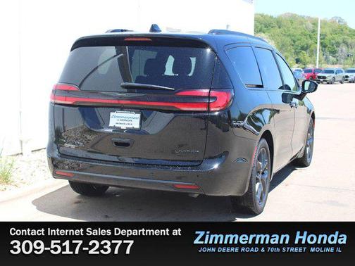 Diamond Black Crystal Pearlcoat 2025 Chrysler Pacifica Limited
