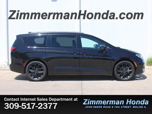 Diamond Black Crystal Pearlcoat 2025 Chrysler Pacifica Limited