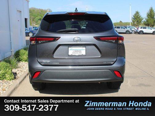 Magnetic Gray Metallic 2024 Toyota Highlander LE