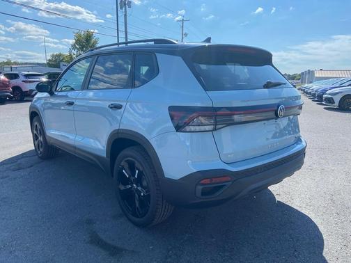 2025 Volkswagen Taos 1.5T SE Black