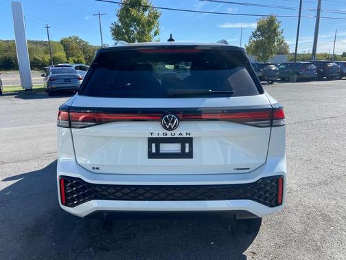 2025 Volkswagen Tiguan 2.0T SE R-Line Black