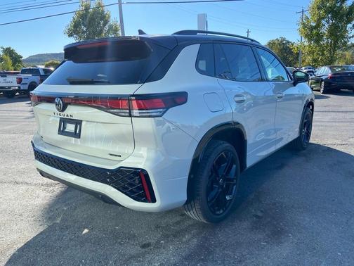 2025 Volkswagen Tiguan 2.0T SE R-Line Black