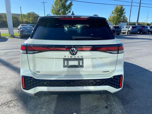 2025 Volkswagen Tiguan 2.0T SE R-Line Black