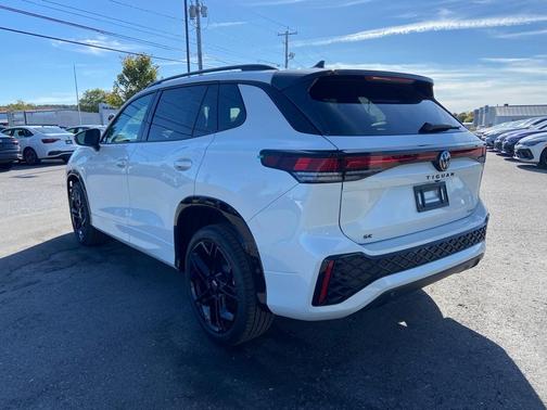 2025 Volkswagen Tiguan 2.0T SE R-Line Black