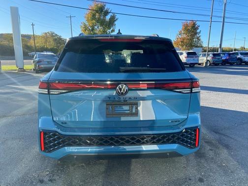 2025 Volkswagen Tiguan 2.0T SE R-Line Black