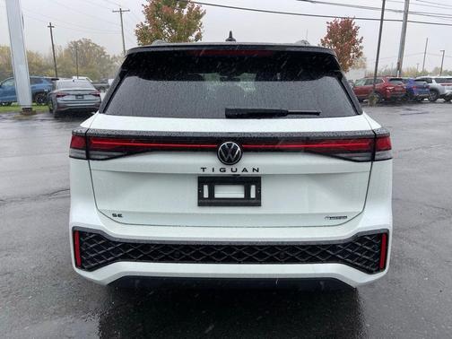 2025 Volkswagen Tiguan 2.0T SE R-Line Black