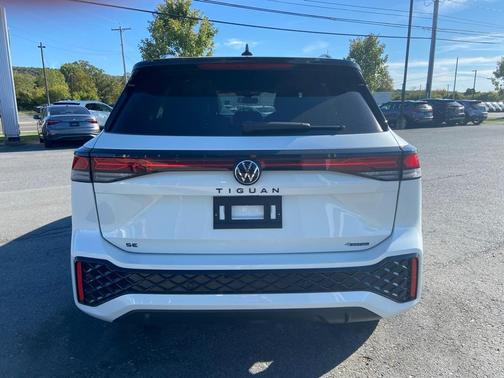 2025 Volkswagen Tiguan 2.0T SE R-Line Black