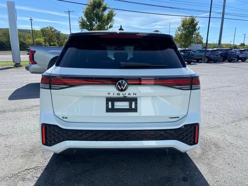 2025 Volkswagen Tiguan 2.0T SE R-Line Black