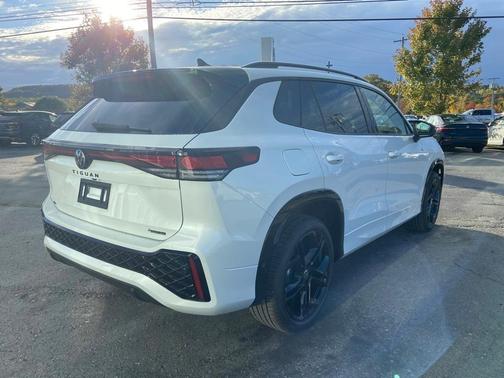 2025 Volkswagen Tiguan 2.0T SE R-Line Black