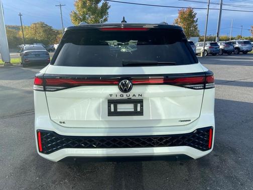 2025 Volkswagen Tiguan 2.0T SE R-Line Black