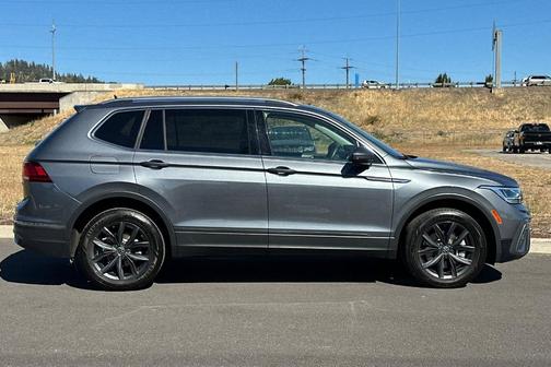Platinum Gray Metallic 2024 Volkswagen Tiguan 2.0T SE